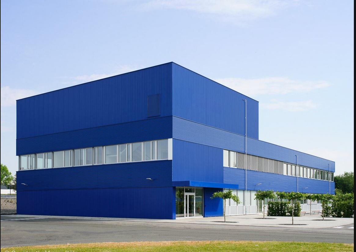 Fertiggestellte Industriehalle in Blau