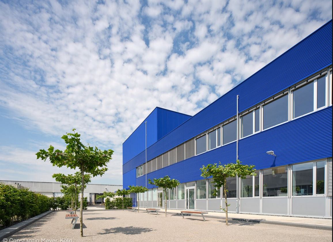 Industriegebäude mit blauer Metallfassade